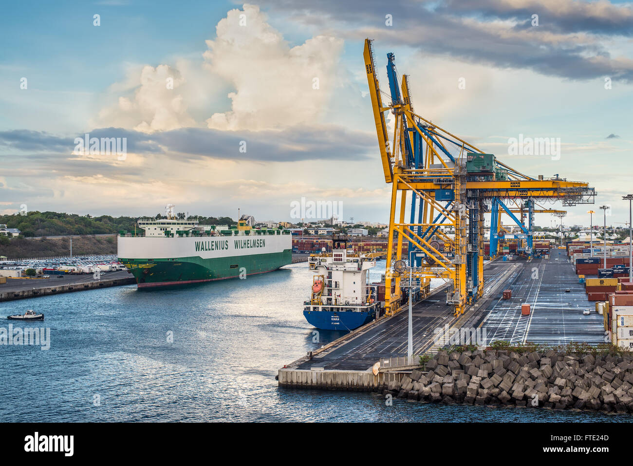Fahrzeuge Carrier Schiff Boheme und General Cargo Schiff Kiara im Hafen von Le Port auf La Réunion, Frankreich Stockfoto