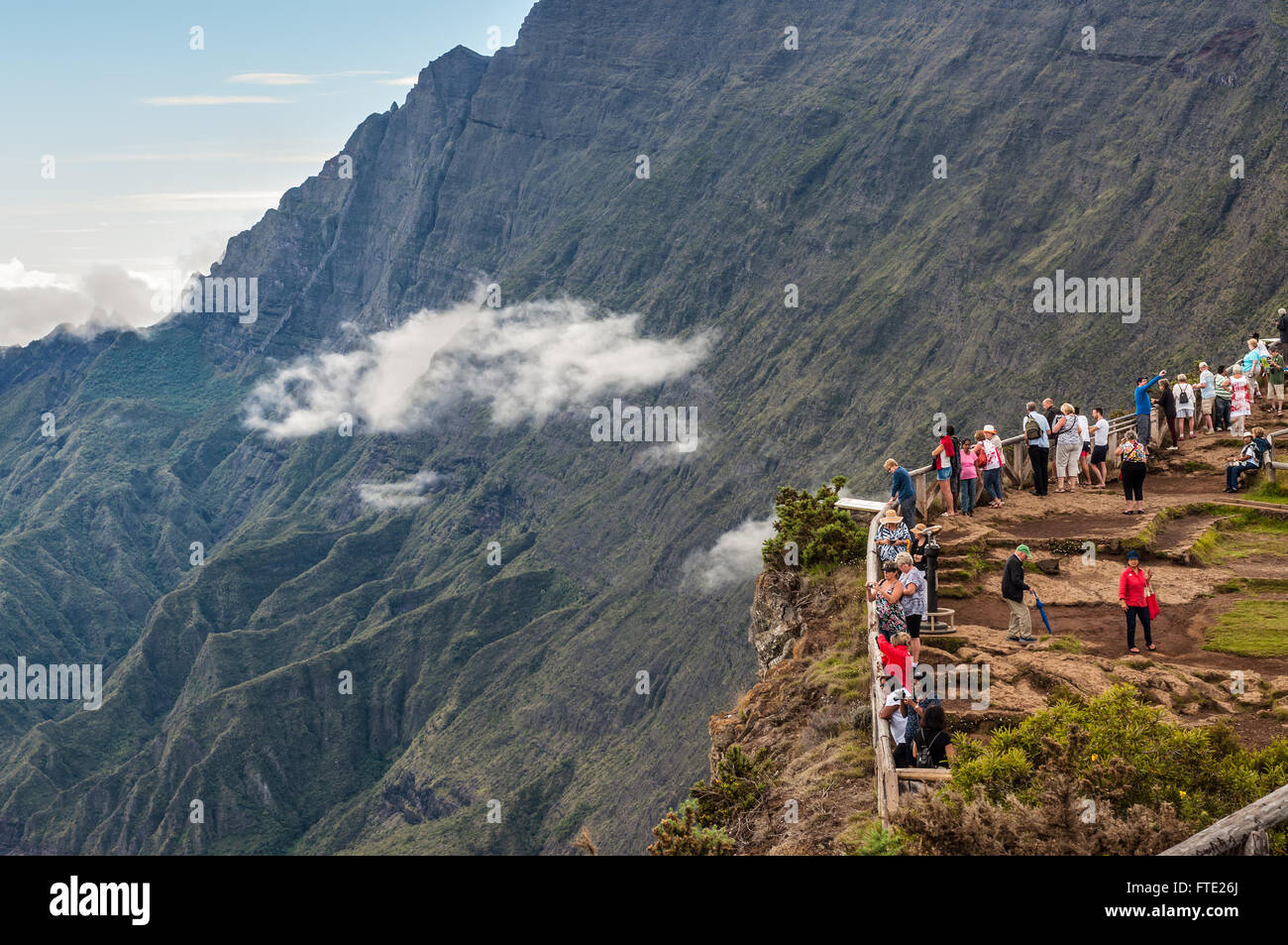 Touristen auf der Maido-Suche mit Blick auf Cirque Mafate Stockfoto