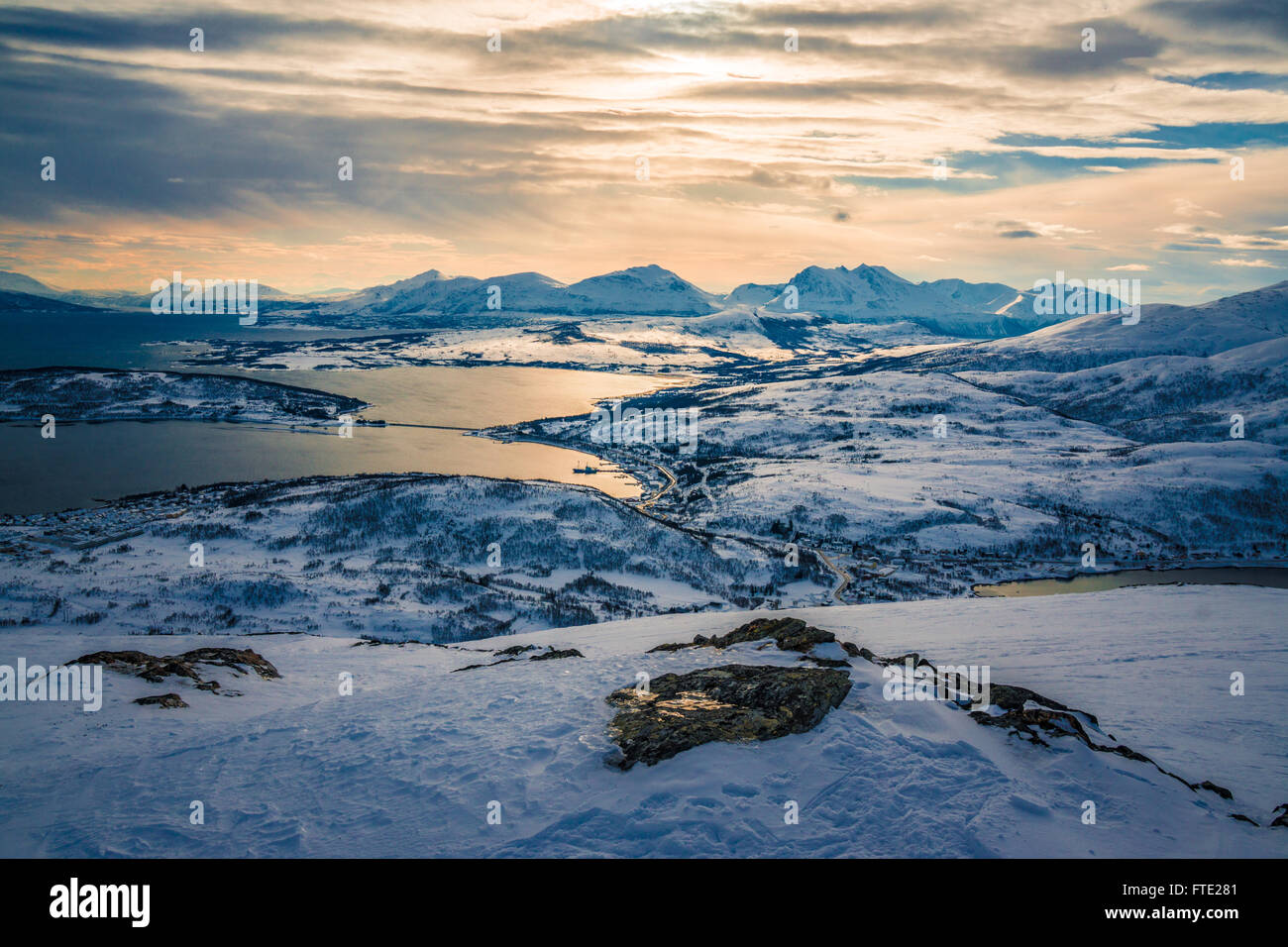 Skitouren in goldenes Licht auf Finnlandsfjellet, Kvaloya, Nord-Norwegen Stockfoto