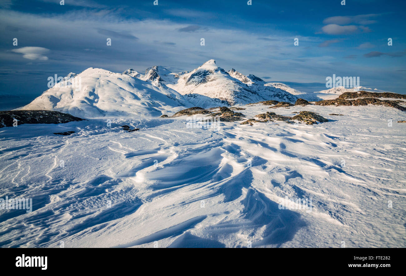 Wind geformten Sastrugi und Store Blamann Ansicht, Kvaloya, Nord-Norwegen Stockfoto