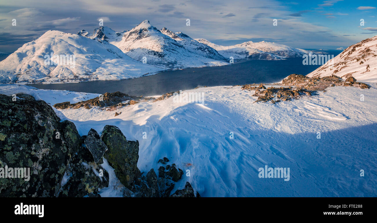 Blick Richtung Store Blamann und das offene Meer von Rodtinden, Kvaloya, Troms Nordnorwegen Stockfoto