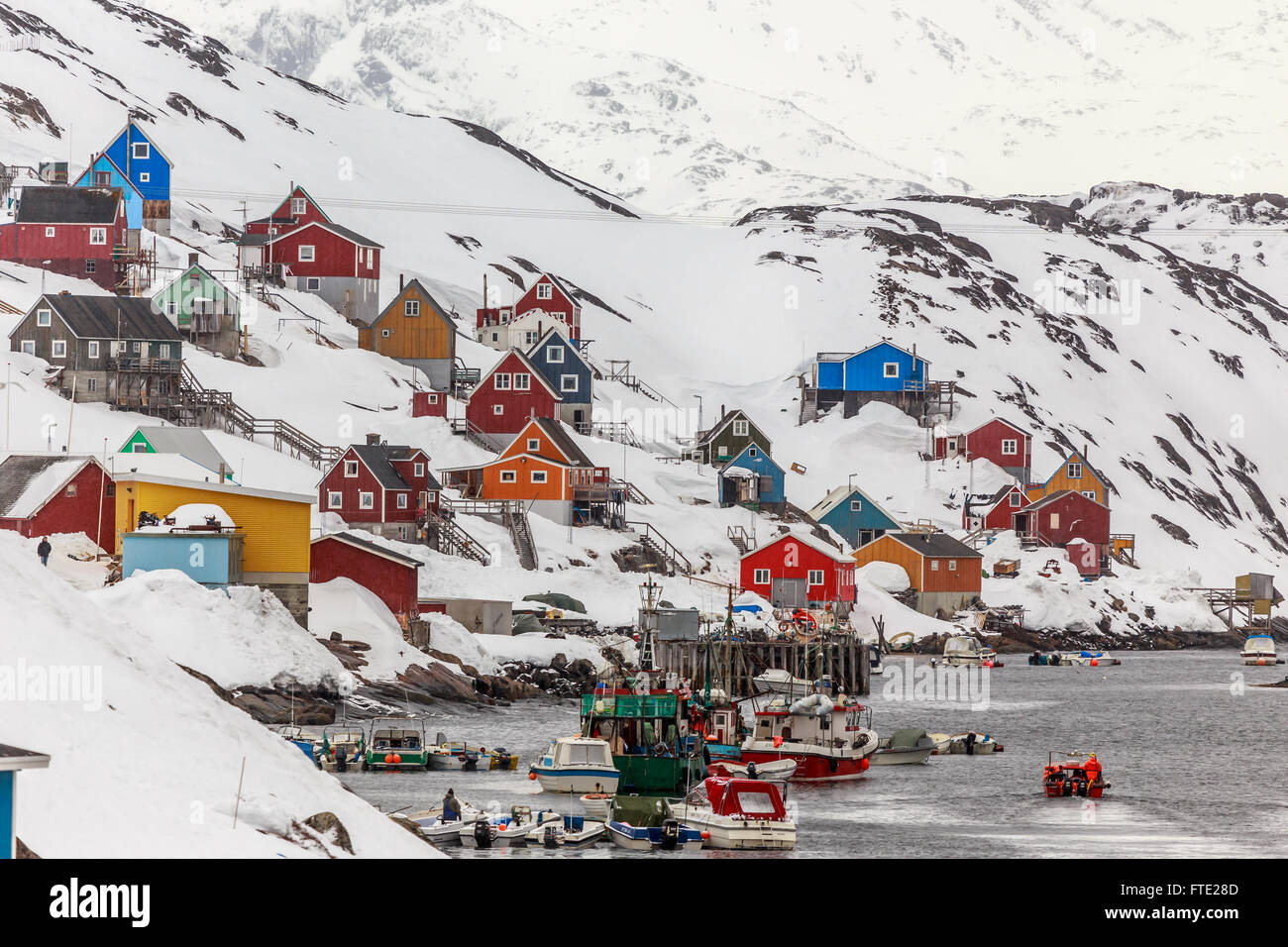Bunte Häuser der Kangaamiut Fischerdorf mitten im nirgendwo, Grönland Mai 2015 Stockfoto