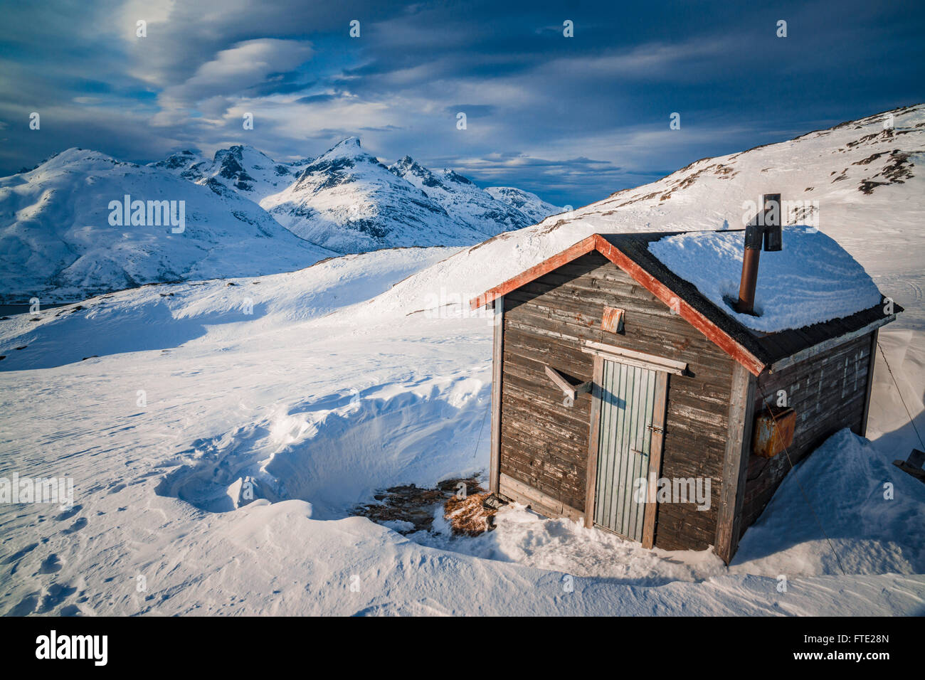 Ski-Hütte am Rodtinden und Blick auf Store Blamann Kvaloya Norwegen Stockfoto