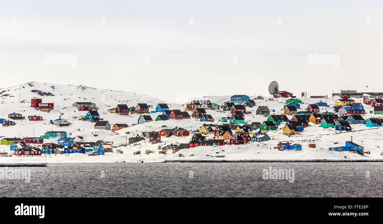 Bunte Arktis Aasiaat Stadt oberhalb des Polarkreises mitten im nirgendwo, Nord-Grönland, Mai 2015 Stockfoto