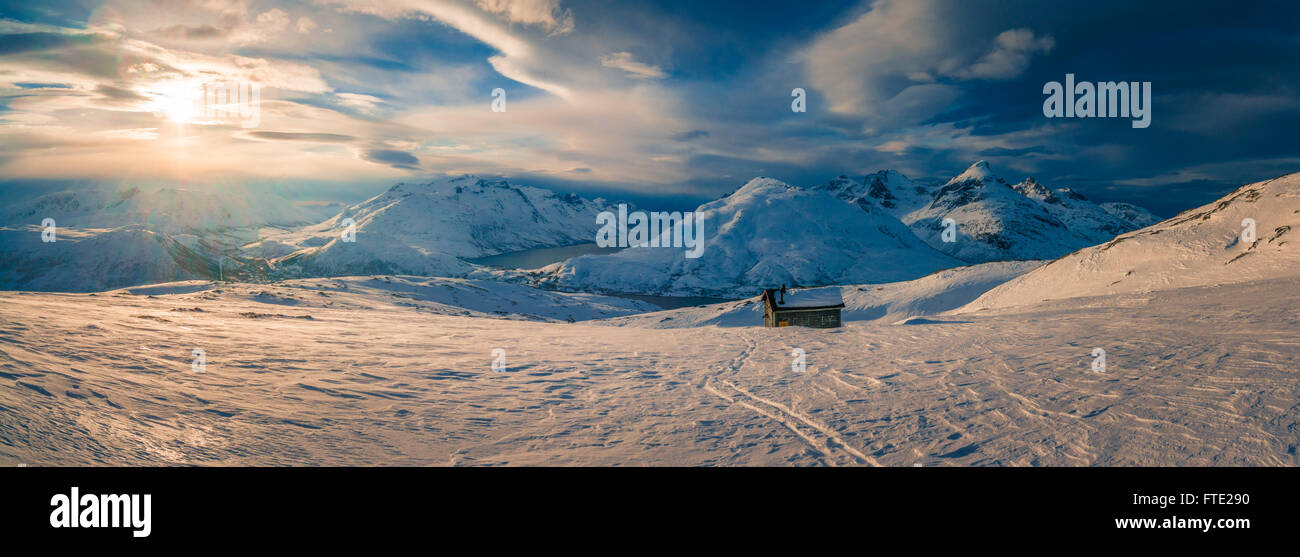 Panoramablick auf kleinen Ski-Hütte auf Rodtinden und Blick auf Store Blamann Kvaloya Norwegen Stockfoto