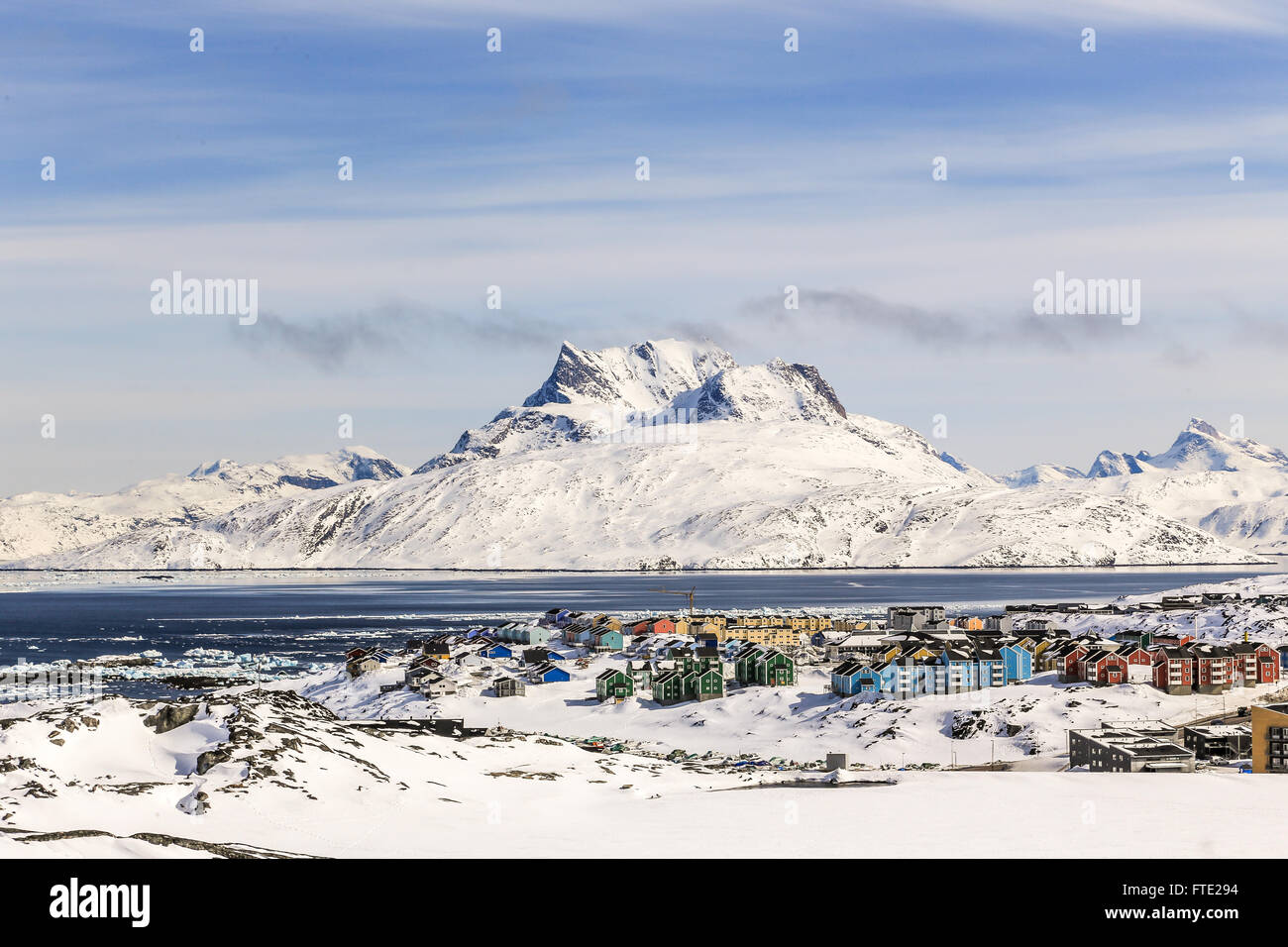 Colorfuk Vorort von Nuuk, Fjord und Sermitsiaq Berg im Hintergrund, die Hauptstadt von Grönland Stockfoto