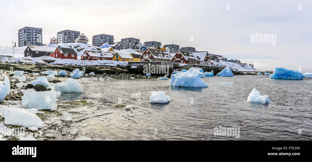 Eisberge, Altbauten Hafen treiben und Leben Blöcke der Stadt Nuuk, Grönland Stockfoto