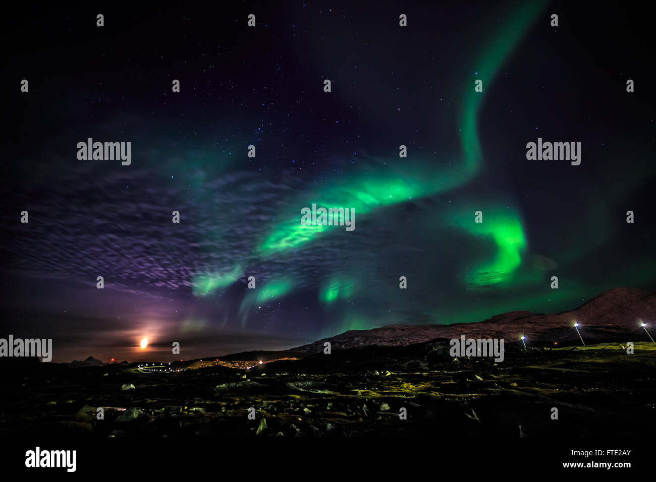 Northern Lights piercing die Wolken über den Bergen, arktischen Hauptstadt Nuuk, Grönland, Oktober 2015 Stockfoto