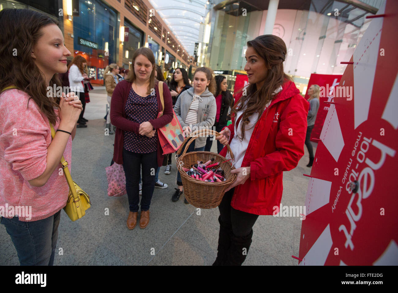 Herz des Radios "Ladies Night" Aktionen für Shopper in The Centre Shopping Mall, Livingston, Schottland. Stockfoto