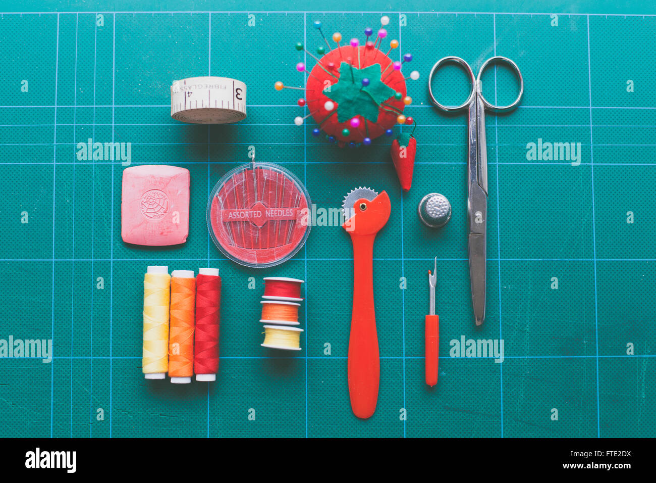 Näheinrichtung angeordnet auf einer Schneideunterlage Stockfoto