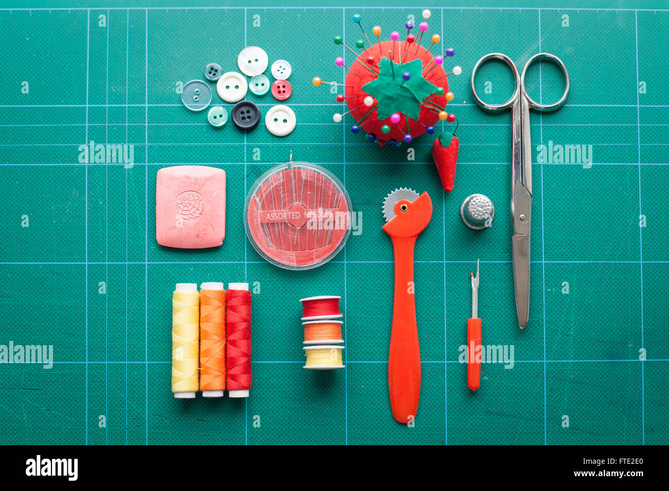 Näheinrichtung angeordnet auf einer Schneideunterlage Stockfoto