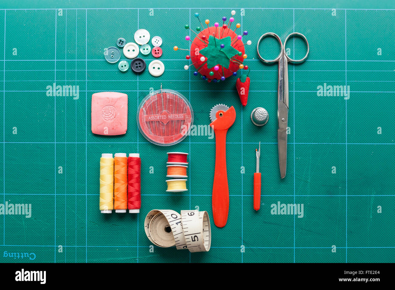 Näheinrichtung angeordnet auf einer Schneideunterlage Stockfoto