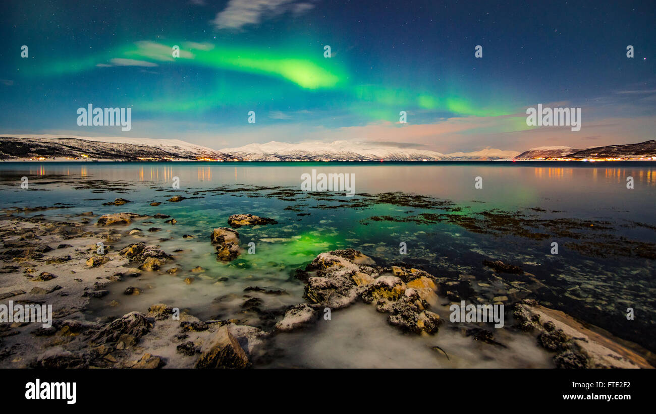 Aurora Borealis tanzen über Fjord, Tromsö Nordnorwegen Stockfoto