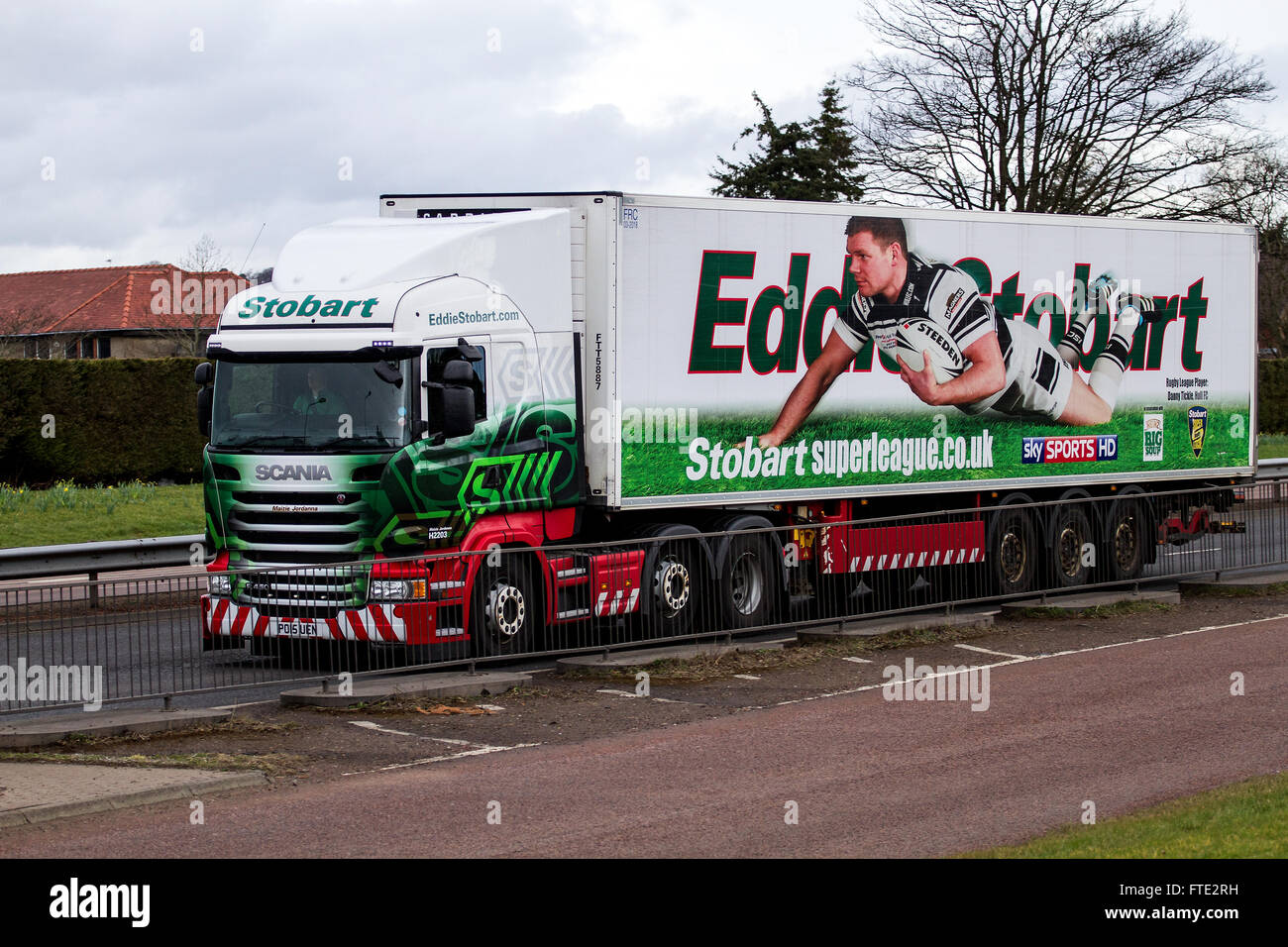 Ein Eddie Stobart artikuliert LKW Reisen entlang der Kingsway West Schnellstraße in Dundee, Großbritannien Stockfoto Ein Eddie Stobart artikuliert LKW Reisen entlang der Kingsway West Schnellstraße in Dundee, Großbritannien Stockfoto