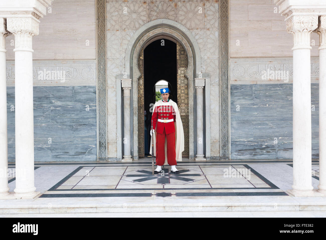 Wächter im Dienst am Mausoleum von Mohammed V in Rabat, Marokko Stockfoto