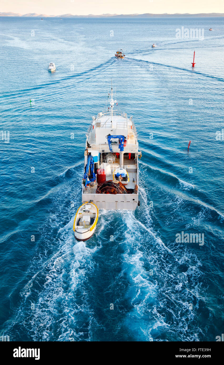 Angeln Boot Segel zum offenen Meer, Kroatien Stockfoto