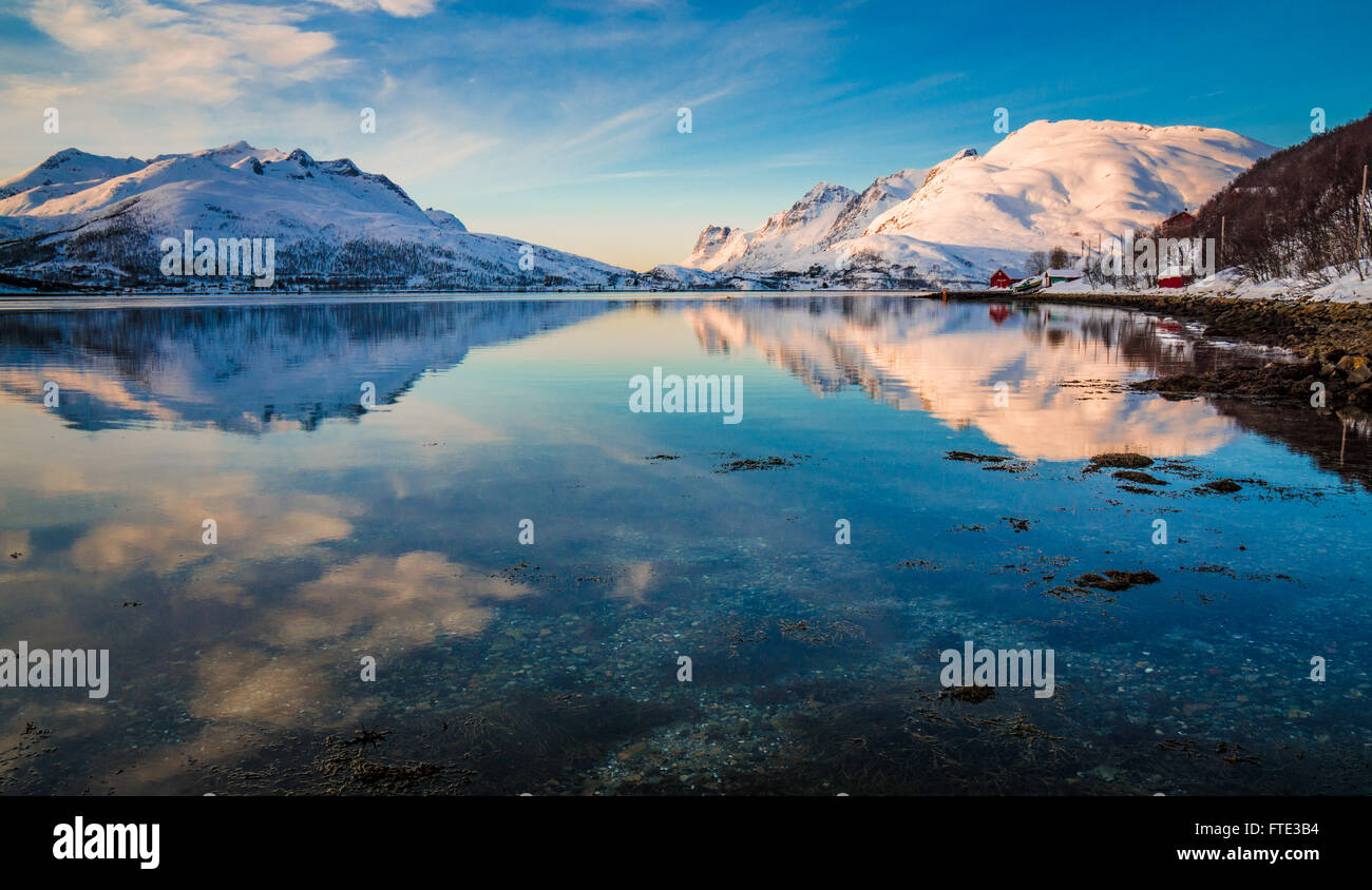 Verschneite Winterlandschaft in Kaldfjord, Kvaløya, Norwegen Stockfoto