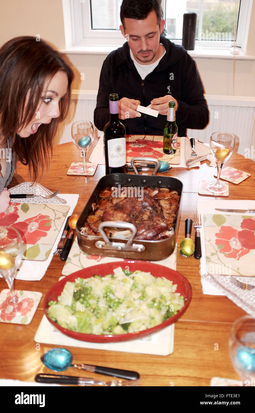 Junge Frau begeistert Sonntagmittag der Schulter langsam Lammbraten mit Kartoffeln Stockfoto