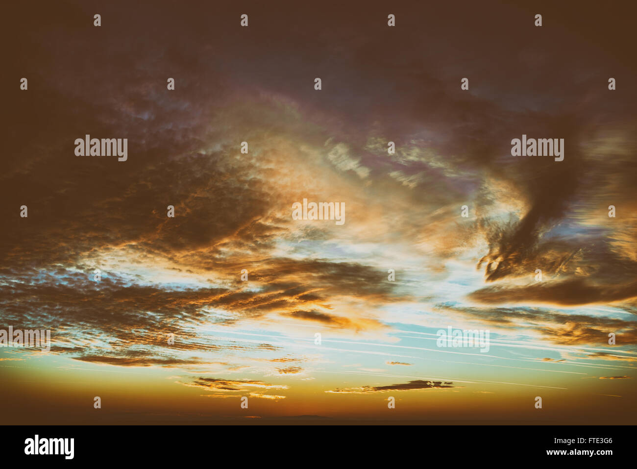 Sonnenuntergang am bewölkten Sommerhimmel Stockfoto