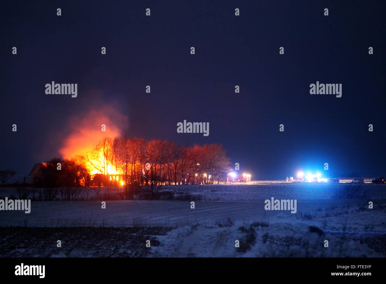 Haus in Brand, Landschaft im winter Stockfoto