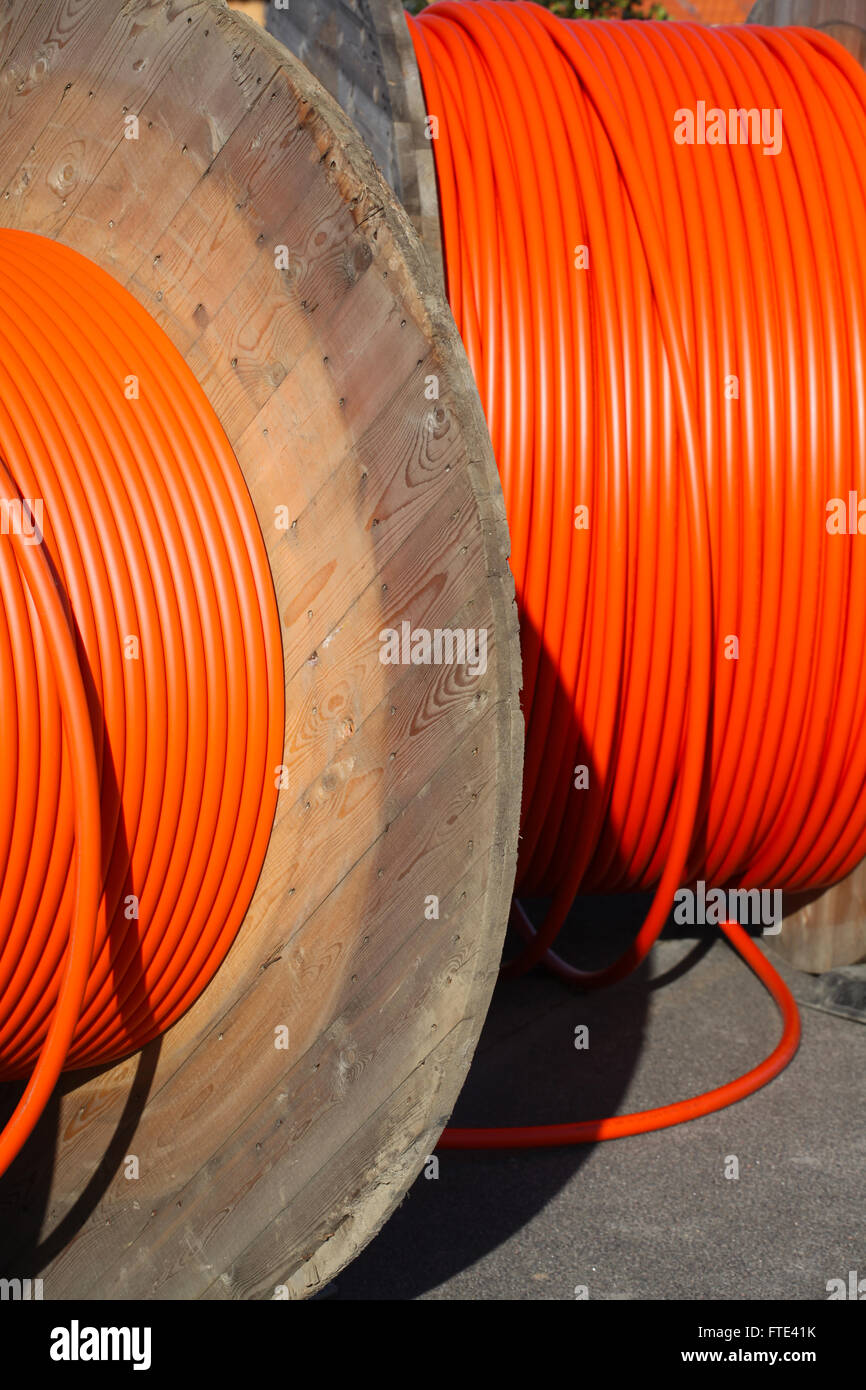 Große orange Kabeltrommeln für faseroptische Glasfaserverbindungen. Stockfoto