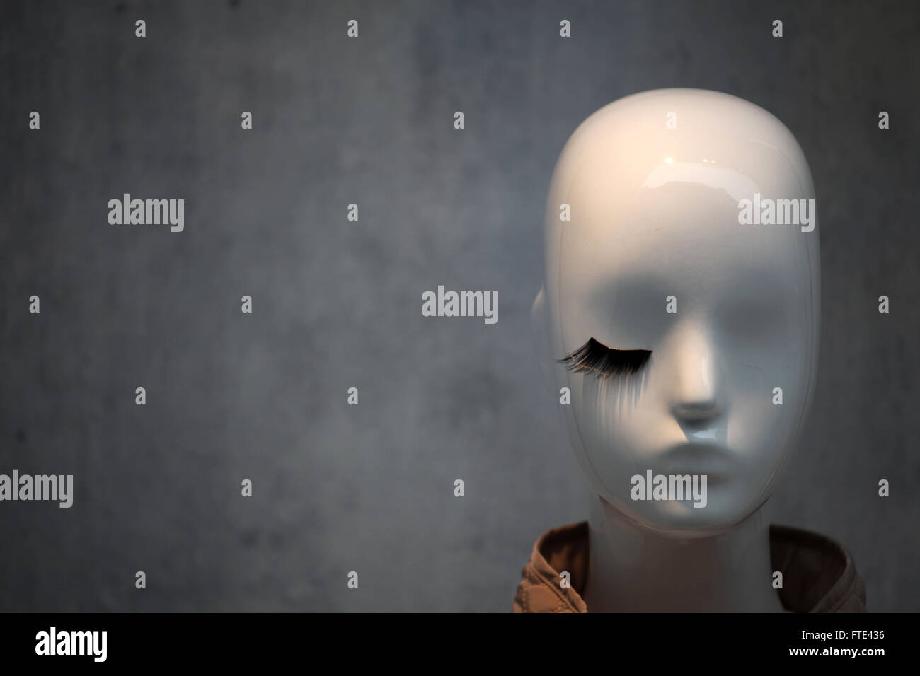 Weiße Schaufensterpuppe Kopf mit einem schwarzen Wimpern. Stockfoto