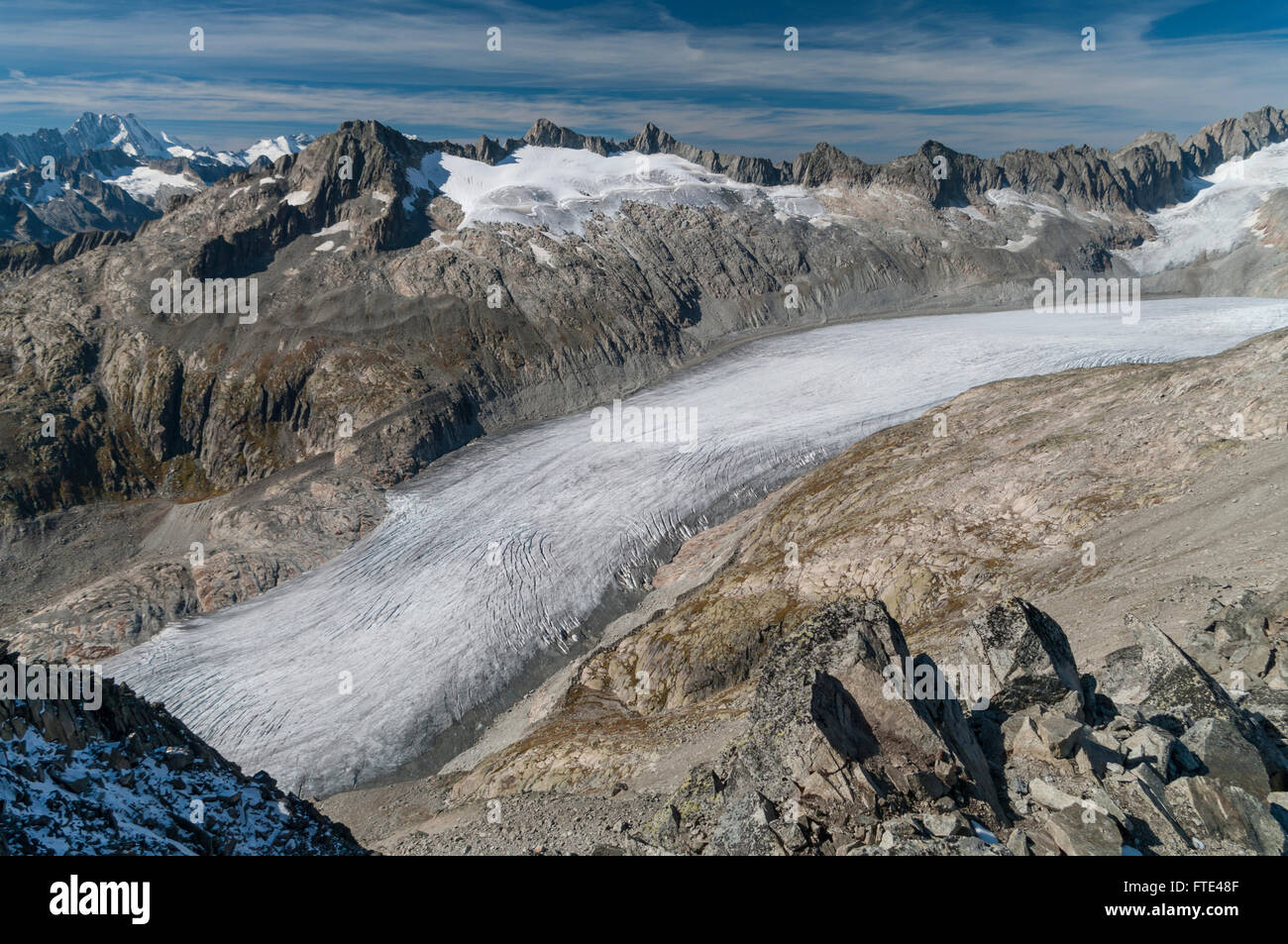 Rhonegletschers, einem großen Gletscher in den Alpen, umgeben von Bergen. Von Klein Furkahorn (3026 m) gesehen. Wallis, Schweiz. Stockfoto