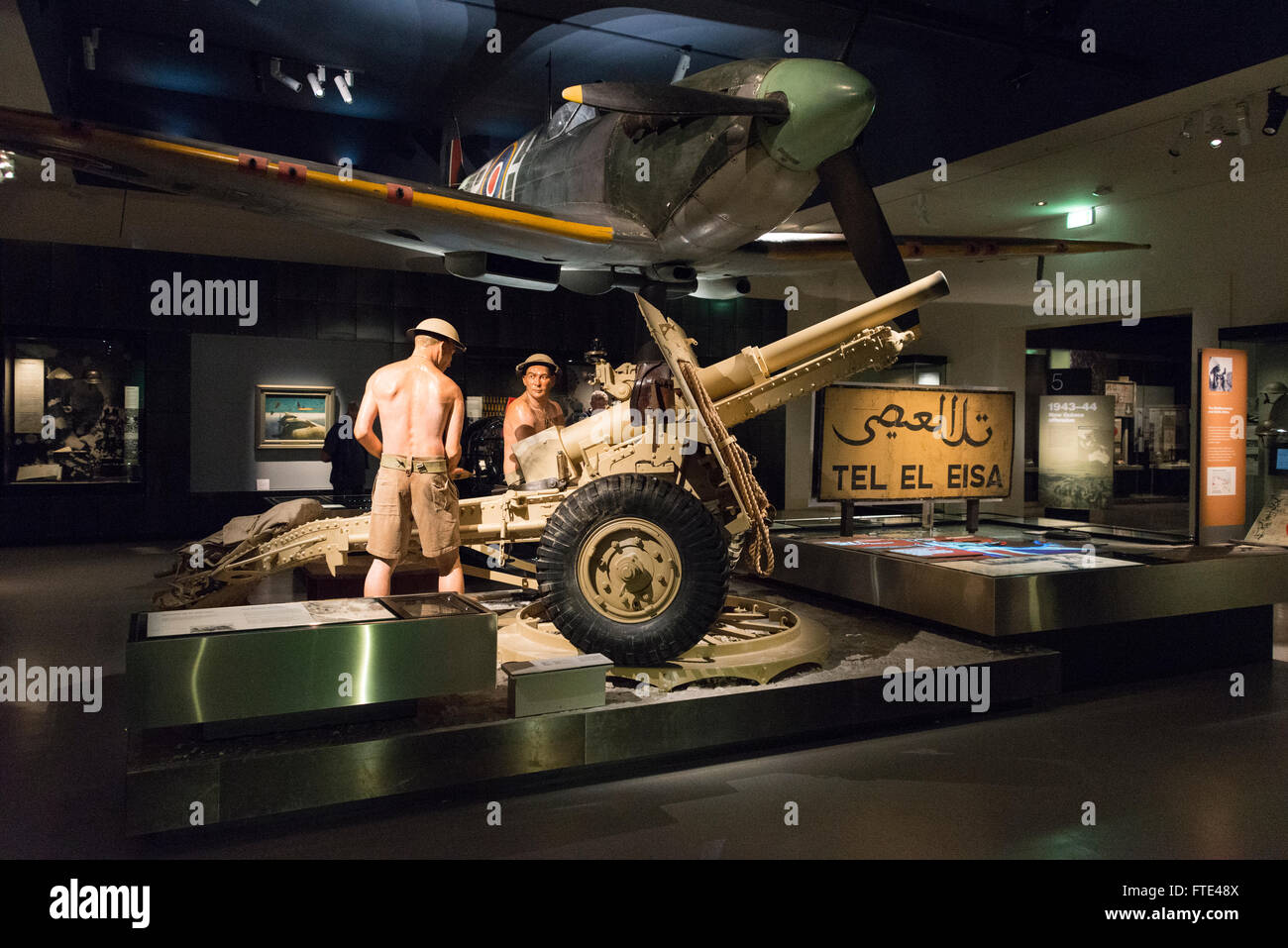 Eine lebensgroße Ausstellung der WW11 Feldgewehr-Crew am Australian war Memorial in Canberra, Australien Stockfoto