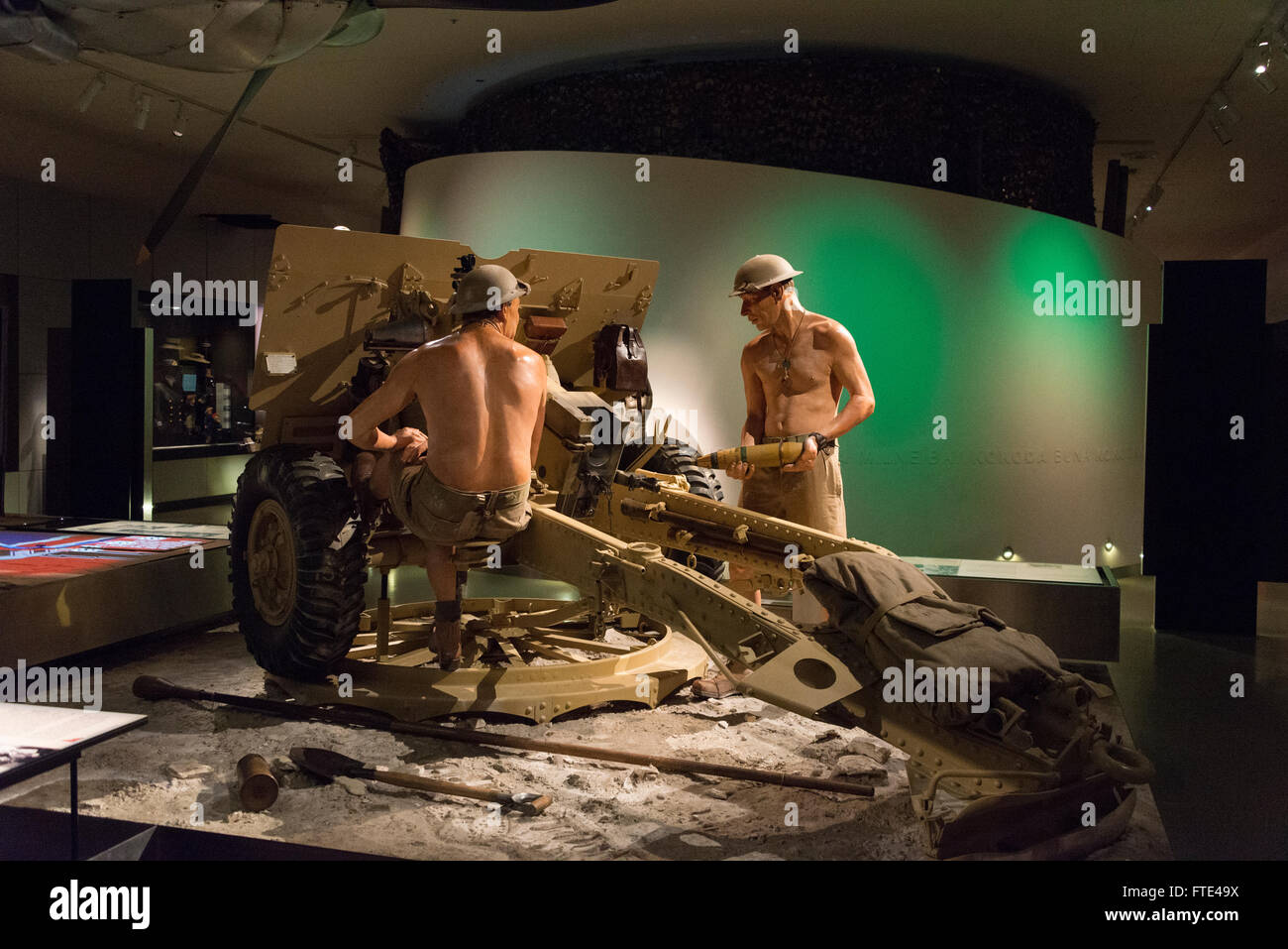 Eine lebensgroße Ausstellung der Waffencrew des 11. Weltkriegs am Australian war Memorial in Canberra, Australien Stockfoto