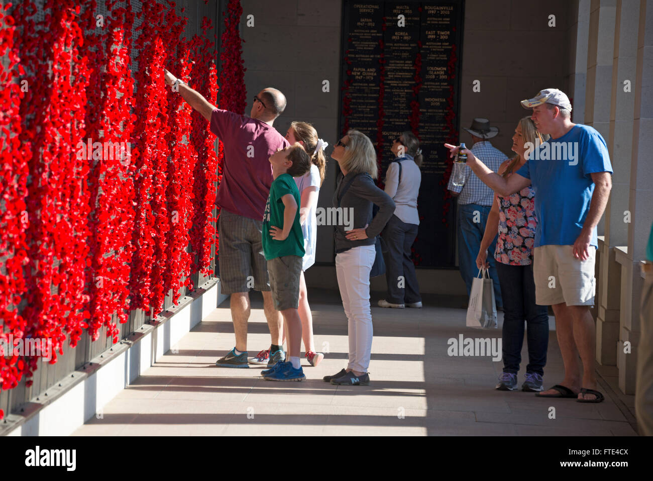Eine lange Wand dekoriert mit roten Mohnblumen am Australian War Memorial in Canberra, Australien. Stockfoto