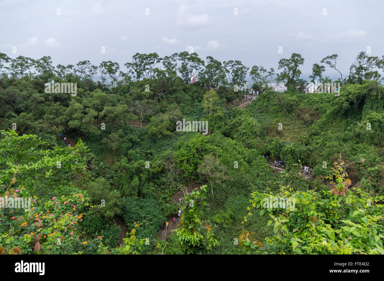 Fengluling Vulkankrater bedeckt durch tropischen Regenwald, an der Haikou vulkanischen Cluster Global Geopark, Hainan, China. Stockfoto