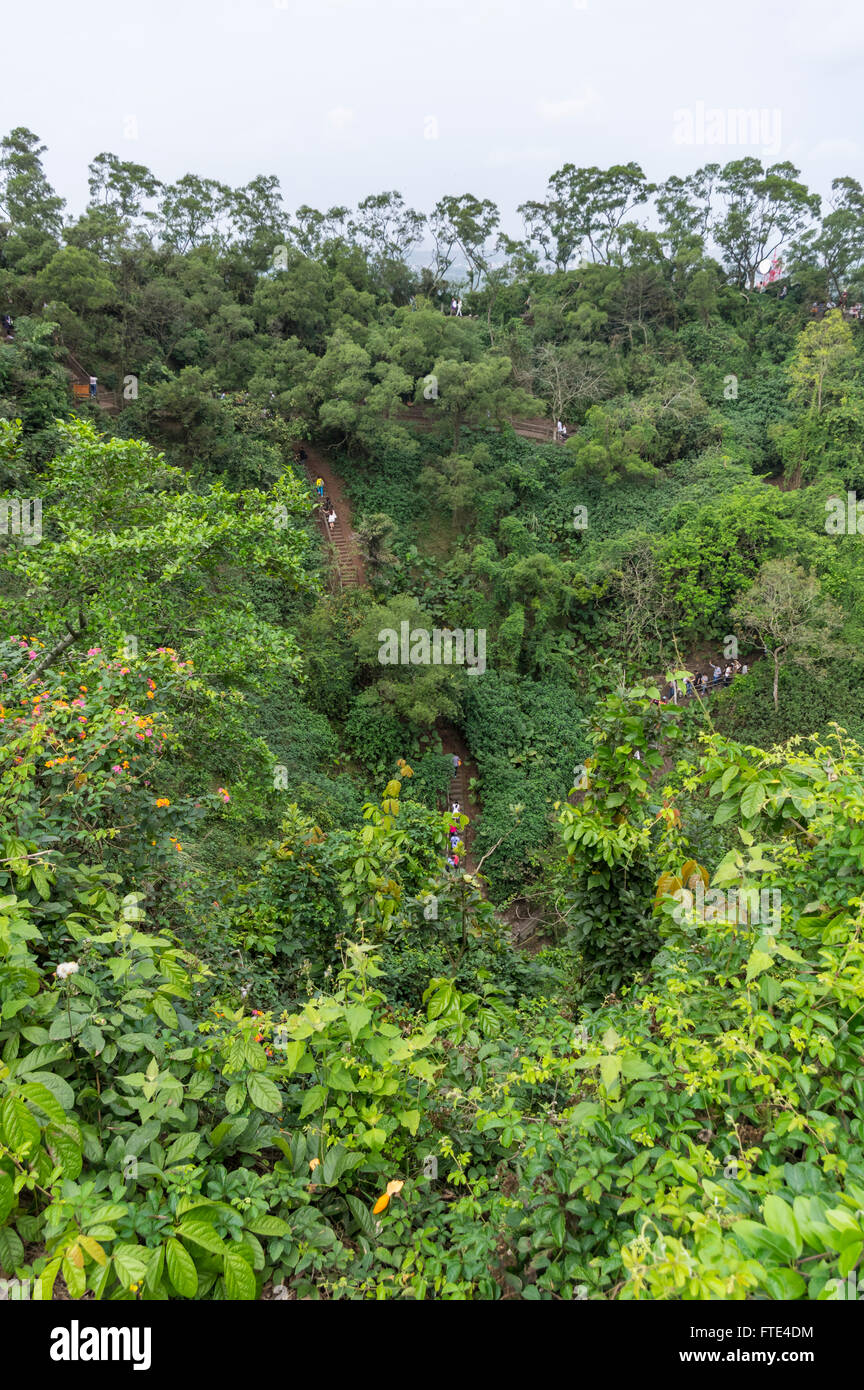 Fengluling Vulkankrater bedeckt durch tropischen Regenwald, an der Haikou vulkanischen Cluster Global Geopark, Hainan, China. Stockfoto