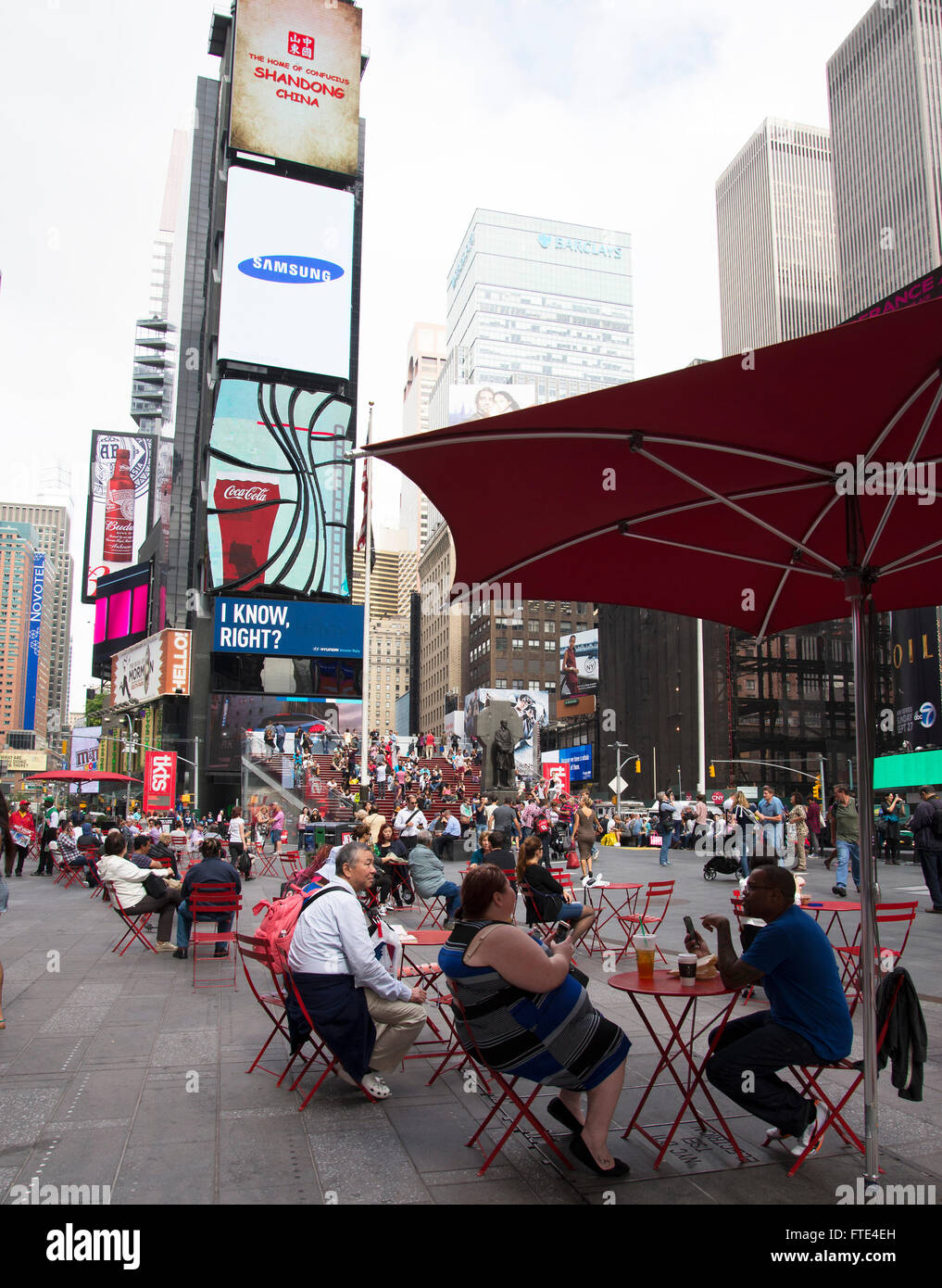 Eine belebten Fußgängerzone Plaza am Times Square, New York. Stockfoto