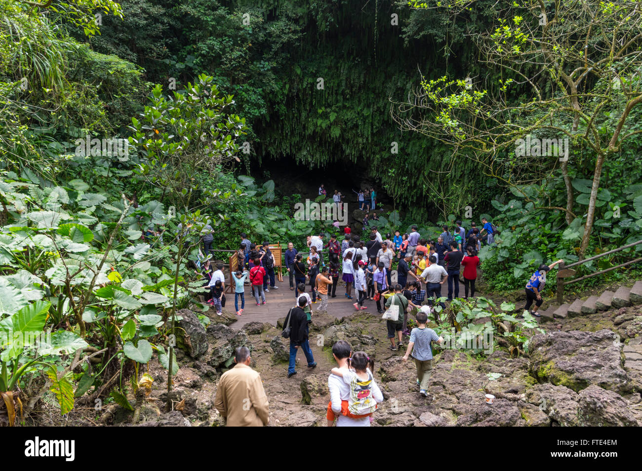 Menschen absteigend auf den Boden des Kraters Fengluling Vulkan, in Haikou vulkanischen Cluster Global Geopark, Hainan, China. Stockfoto