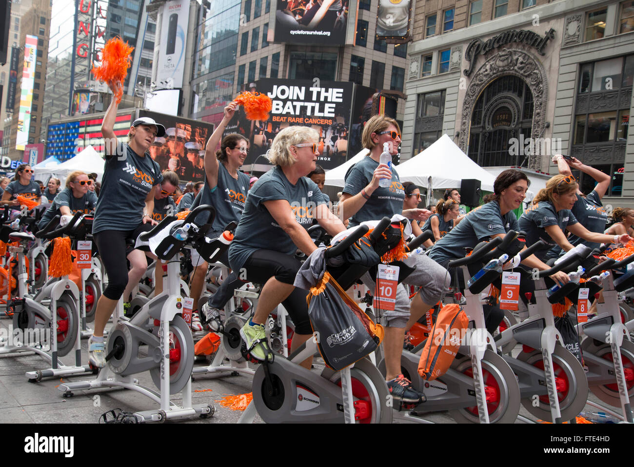 "Kämpfe" Outdoor spinning-Klasse am Times Square, New York Stockfoto