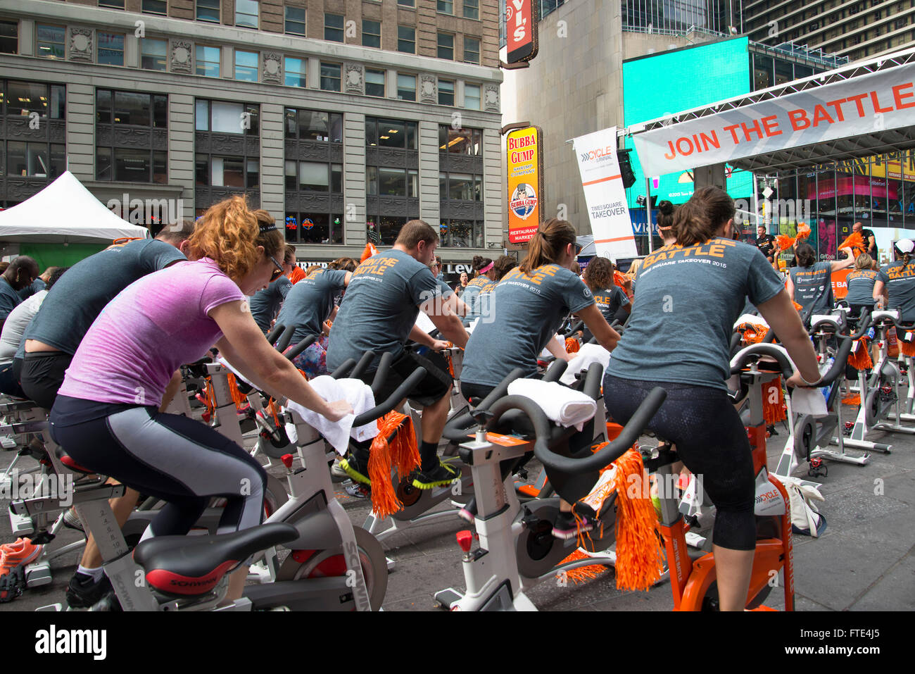 "Kämpfe" Outdoor spinning-Klasse am Times Square, New York Stockfoto