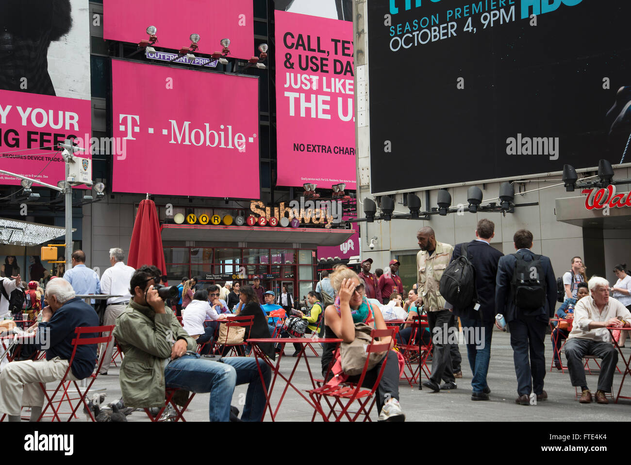 Kunden sitzen draußen im U-Bahn-Café am Times Square, New York. Stockfoto