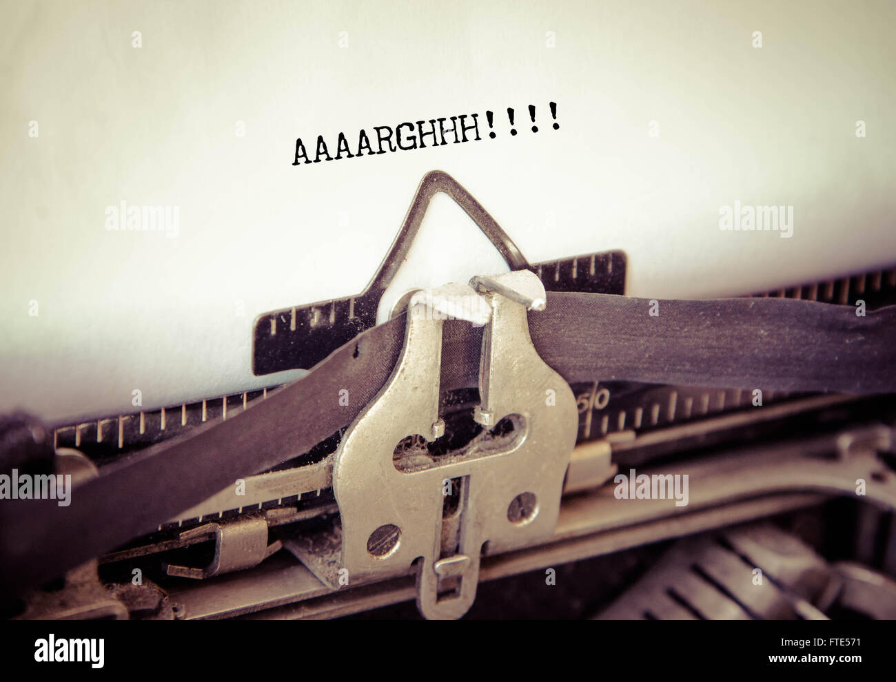 AAARGH! Frust-Wort auf einer Vintage-Schreibmaschine getippt. Stockfoto