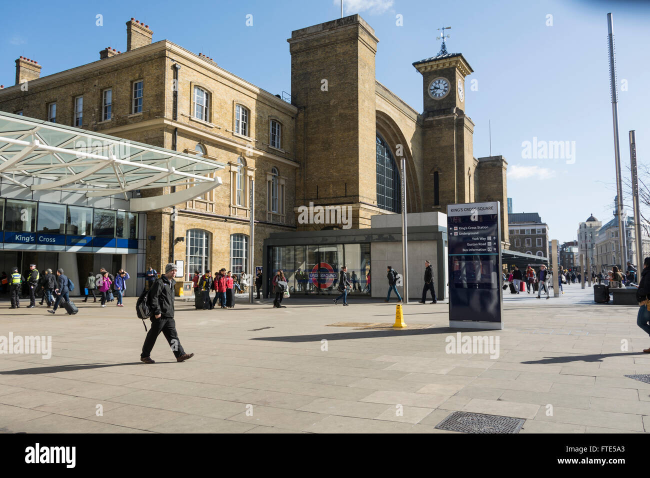 Außerhalb Cross Könige Station in Kings Cross Square, London, Vereinigtes Königreich. Stockfoto