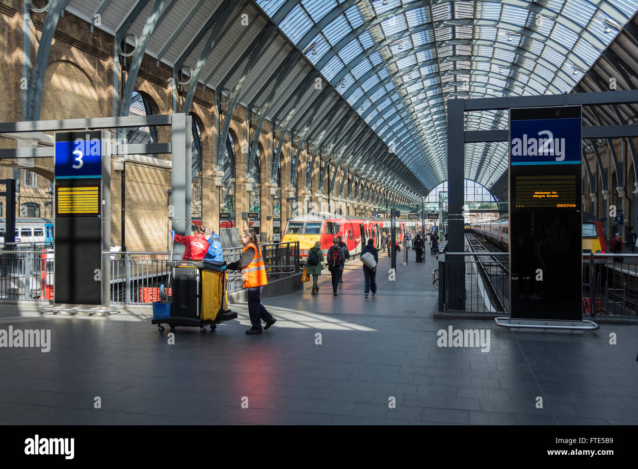 Fahrgäste im Eisenbahnverkehr Abfahrt um Kings Cross Bahnhof, London UK Stockfoto