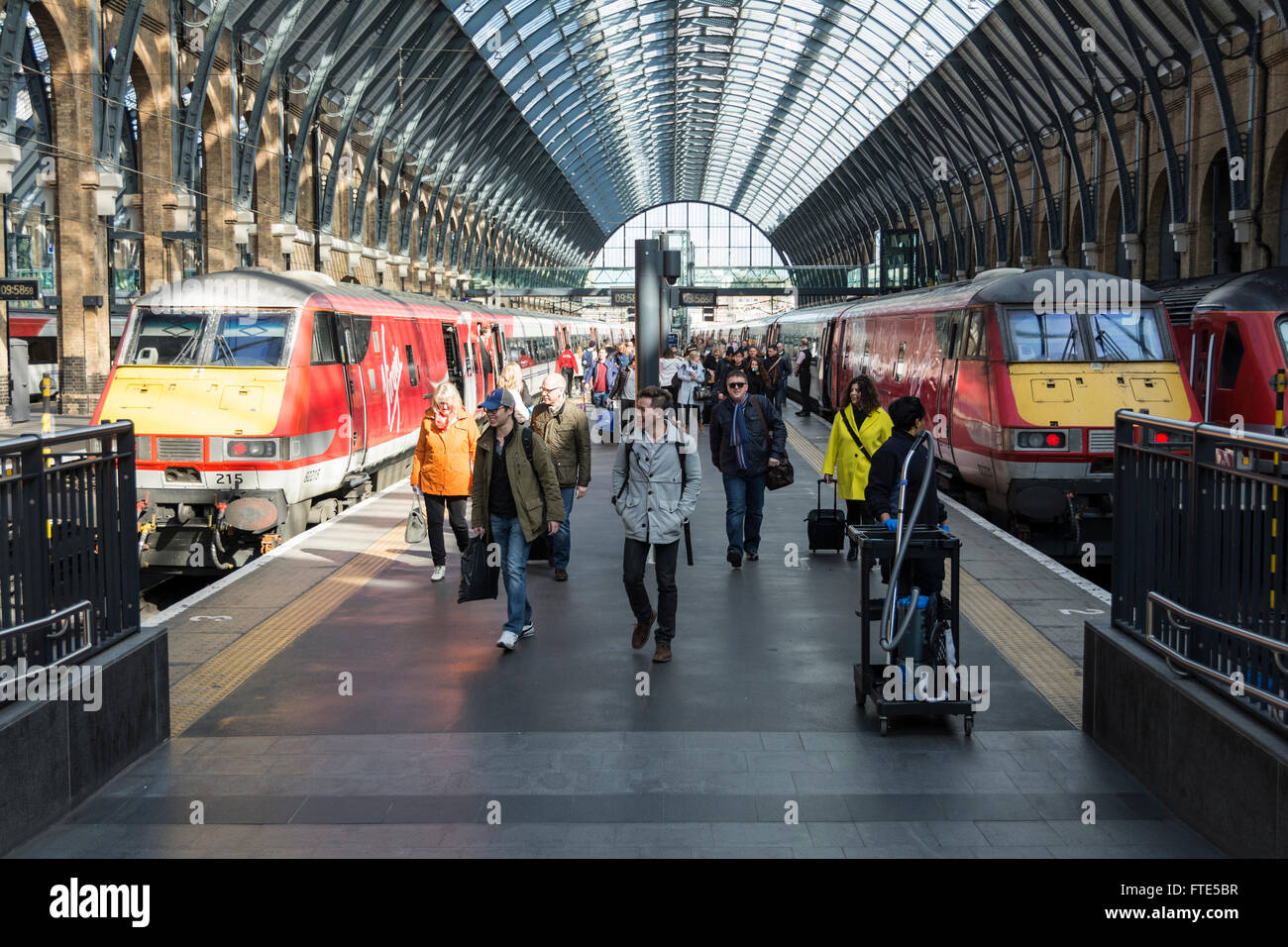 Virgin Trains Fahrgäste in King's Cross Bahnhof ankommen, London UK Stockfoto
