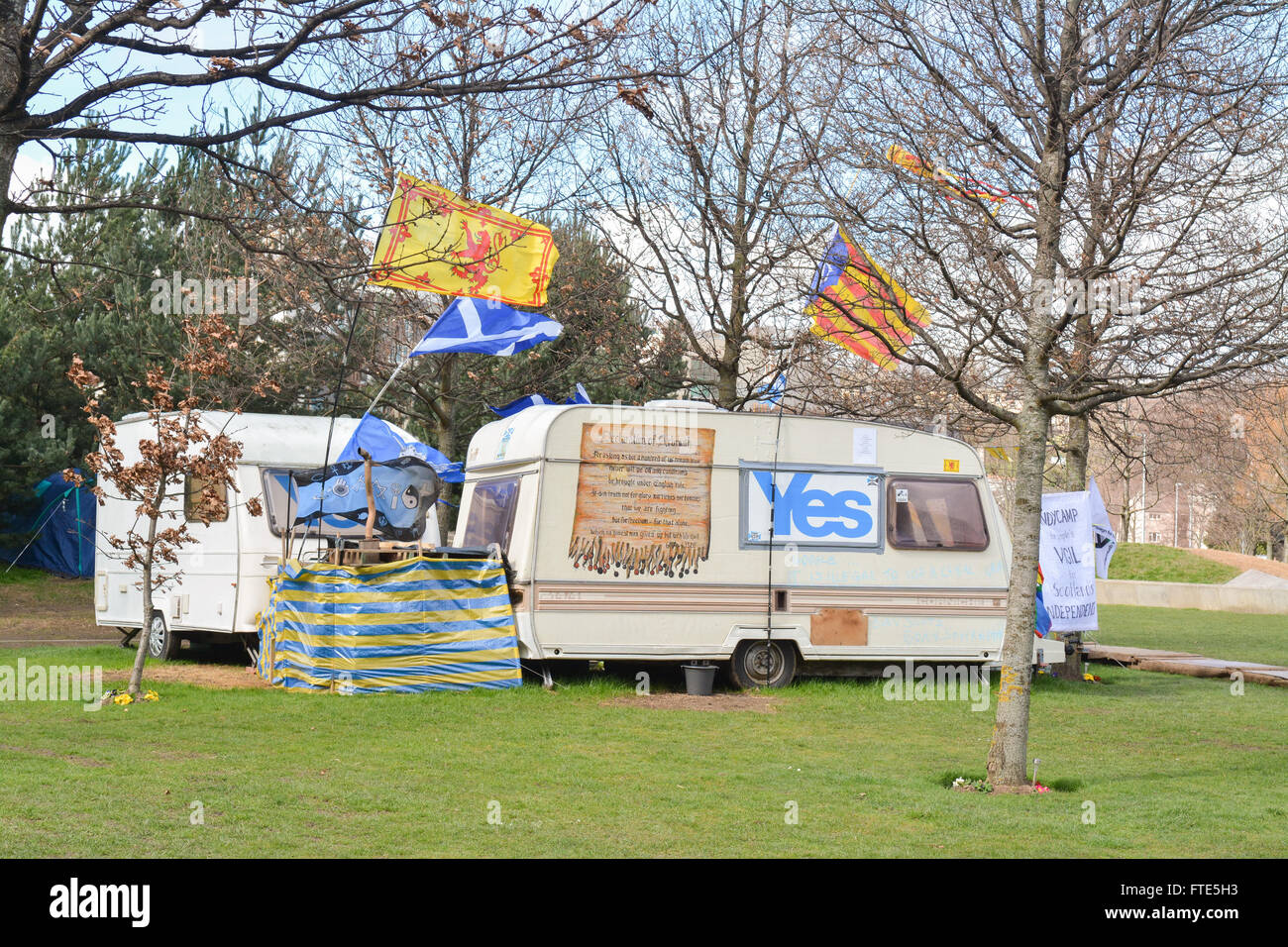 „IndyCamp“ im Holyrood Park vor dem schottischen Parlamentsgebäude Stockfoto