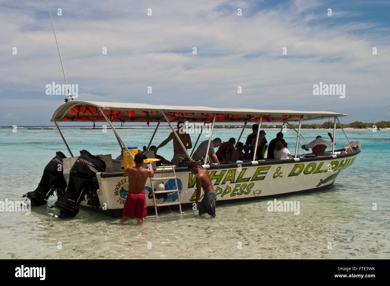 Tahiti, Moorea, Passagiere laden ein Wale und Delphine beobachten Ausflug Boot, Tahiti, Französisch-Polynesien Stockfoto