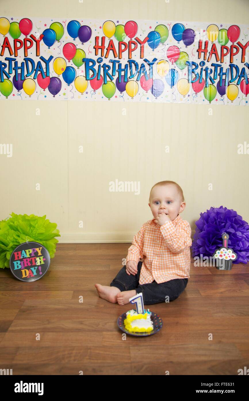 Baby Boy es erste Geburtstagskuchen smash Stockfoto