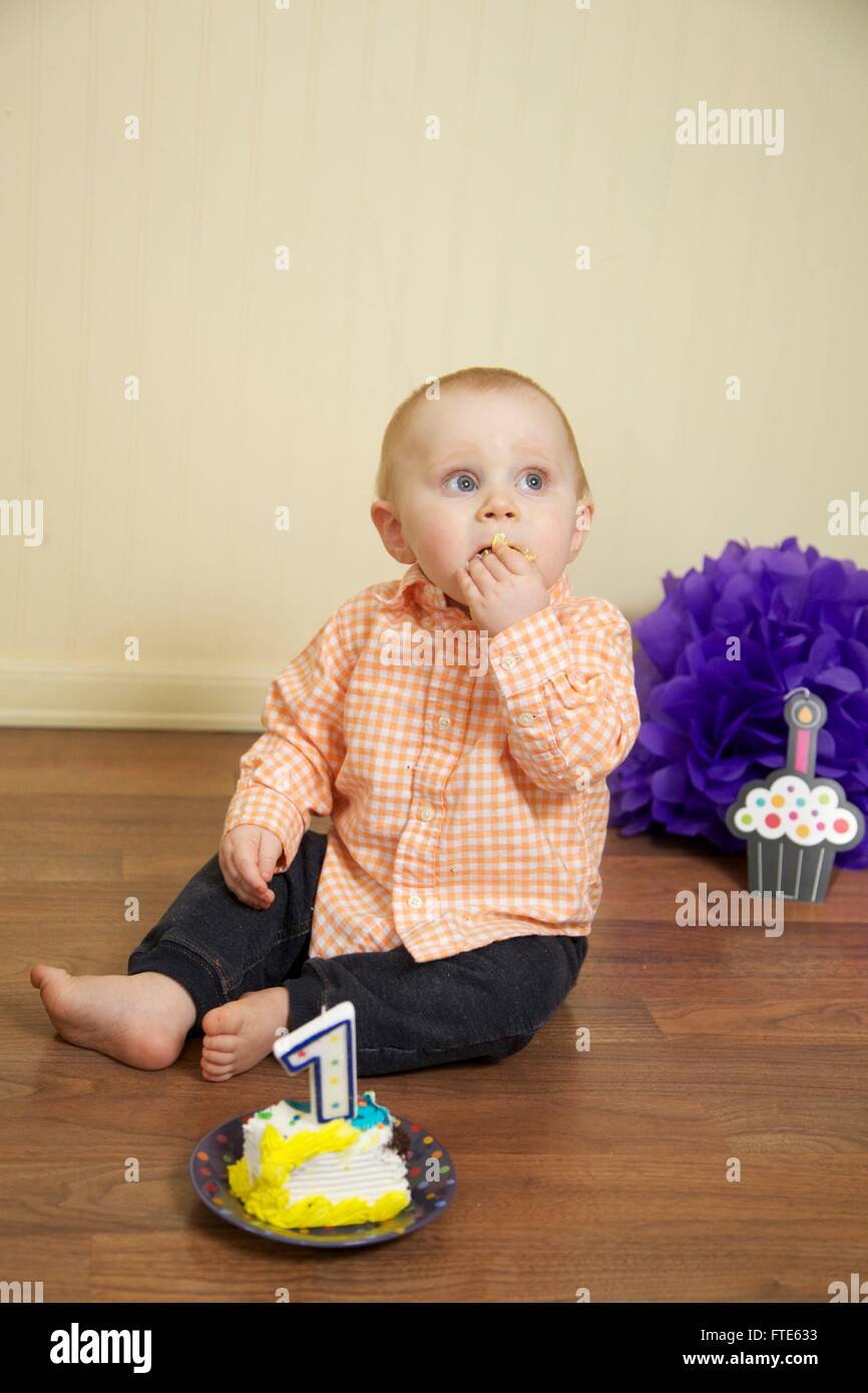 Baby Boy es erste Geburtstagskuchen smash Stockfoto