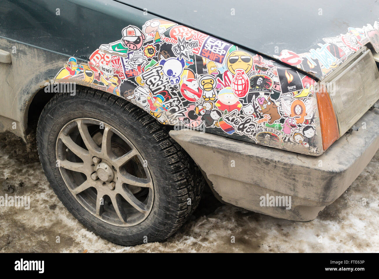 UFA - Russland 21. Februar 2016 - grünes Auto ist bedeckt mit Ikonen der Popkultur und Comic-Figuren, Menschen zu unterhalten Stockfoto