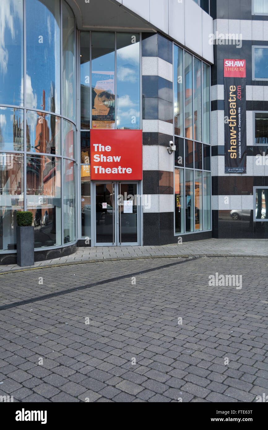 Die British Library und St. Pancras Bahnhof spiegelt sich im Fenster das Shaw Theatre, Euston Road, London, UK Stockfoto