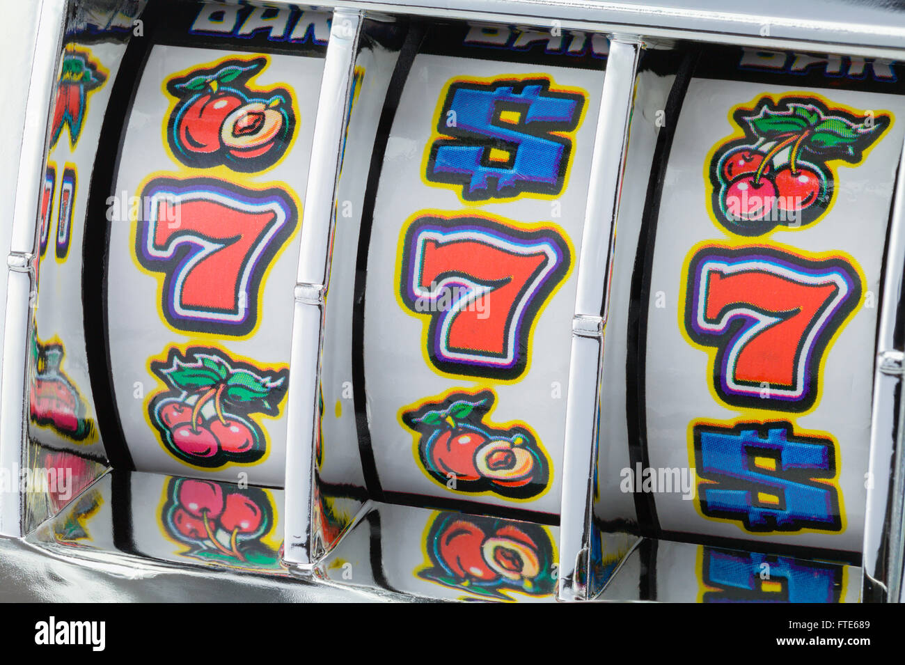 Jackpot mit Lucky Sevens Spielautomaten zu gewinnen. Stockfoto