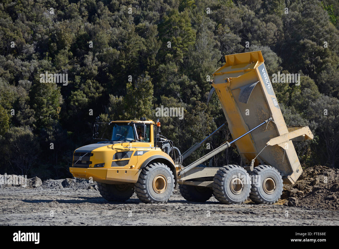 WEST COAST, NEW ZEALAND, 5. November 2015: A Volvo A40F Müllcontainer ist für eine Zuladung von Abraum auf einem Kohle-Bergbau-Betrieb Stockfoto