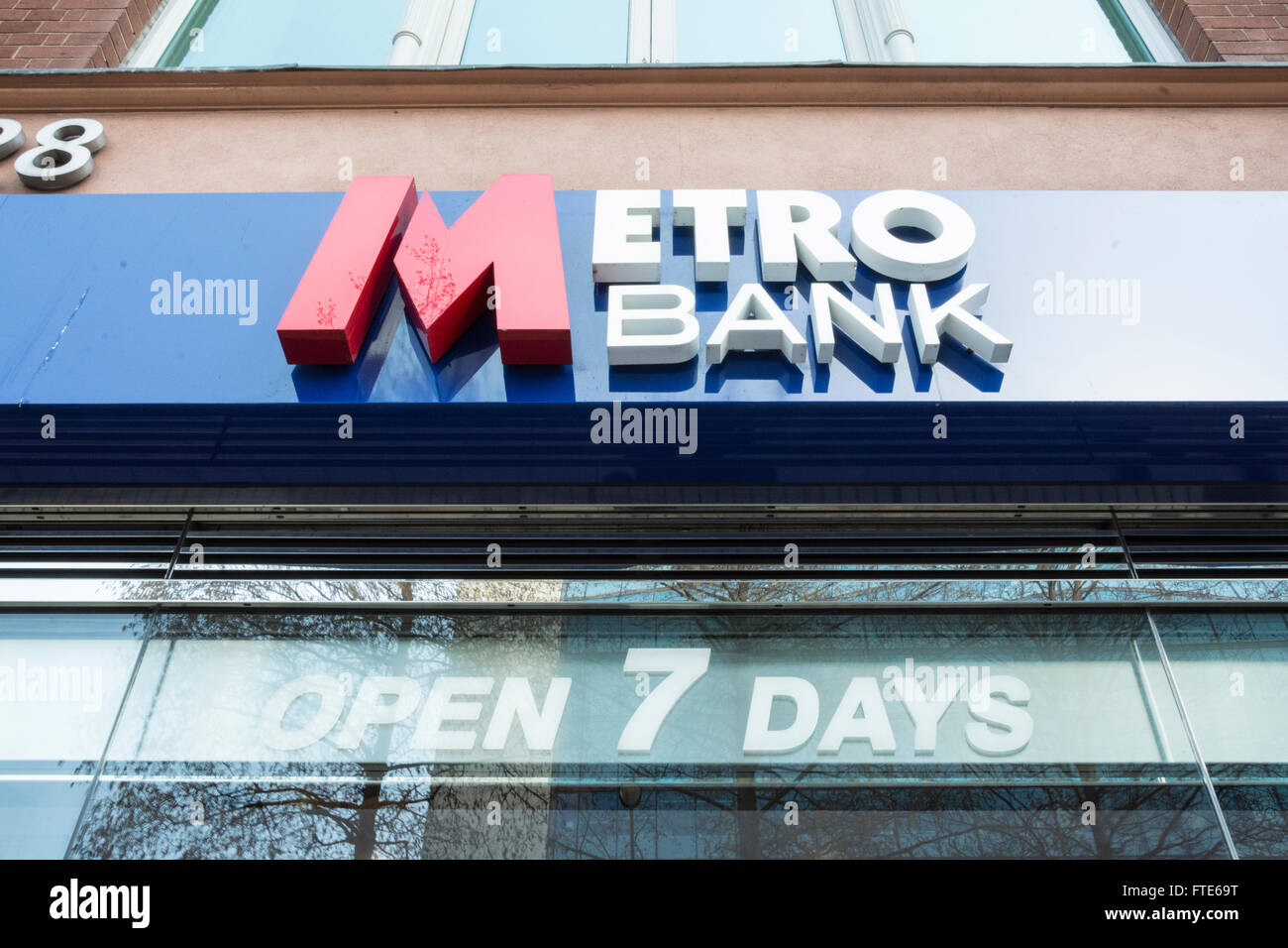 Metro Bank geöffnet 7 Tage in der Woche melden Stockfoto